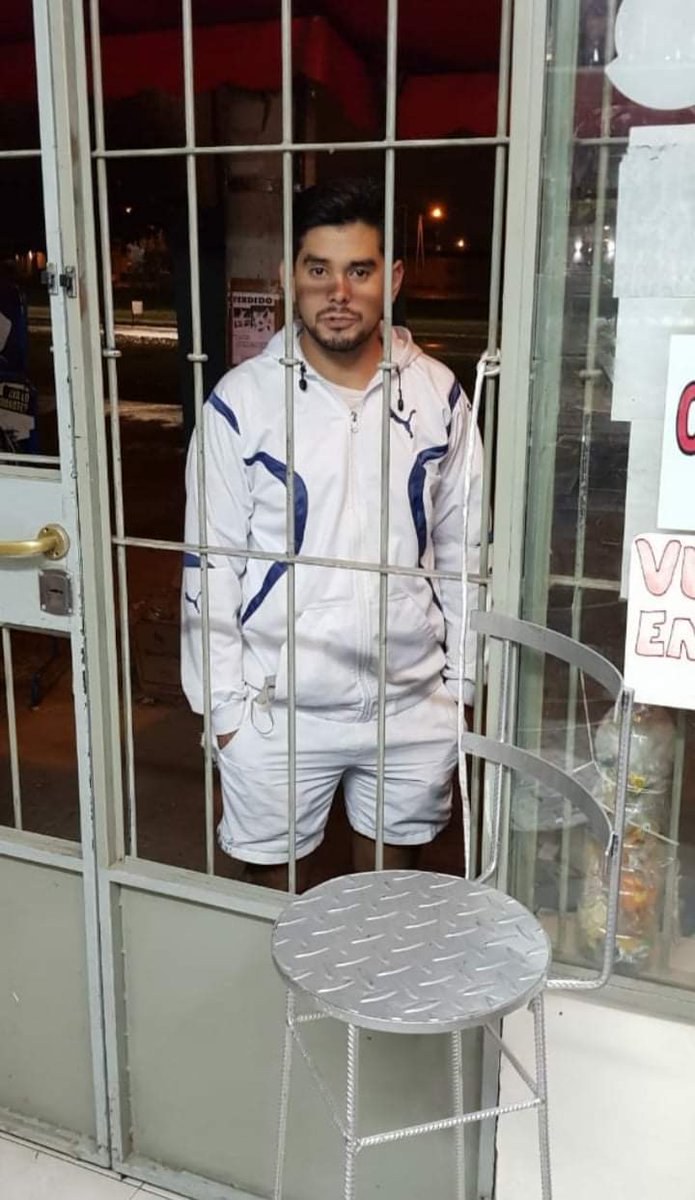 BaiBaiBeibi's tweet photo. [SALTA]

Este es Mauricio Clara. Mi amiga no sabe ya qué hacer con él porque no respeta las perimetrales. Tuvieron que ponerle rejas en el trabajo para que no la lastime. Compra chips, le manda wpps, y lo bloquean. También se hace cuentas de ig con el nombre de ella.

Difundir. https://t.co/HC70N0cM2Q
