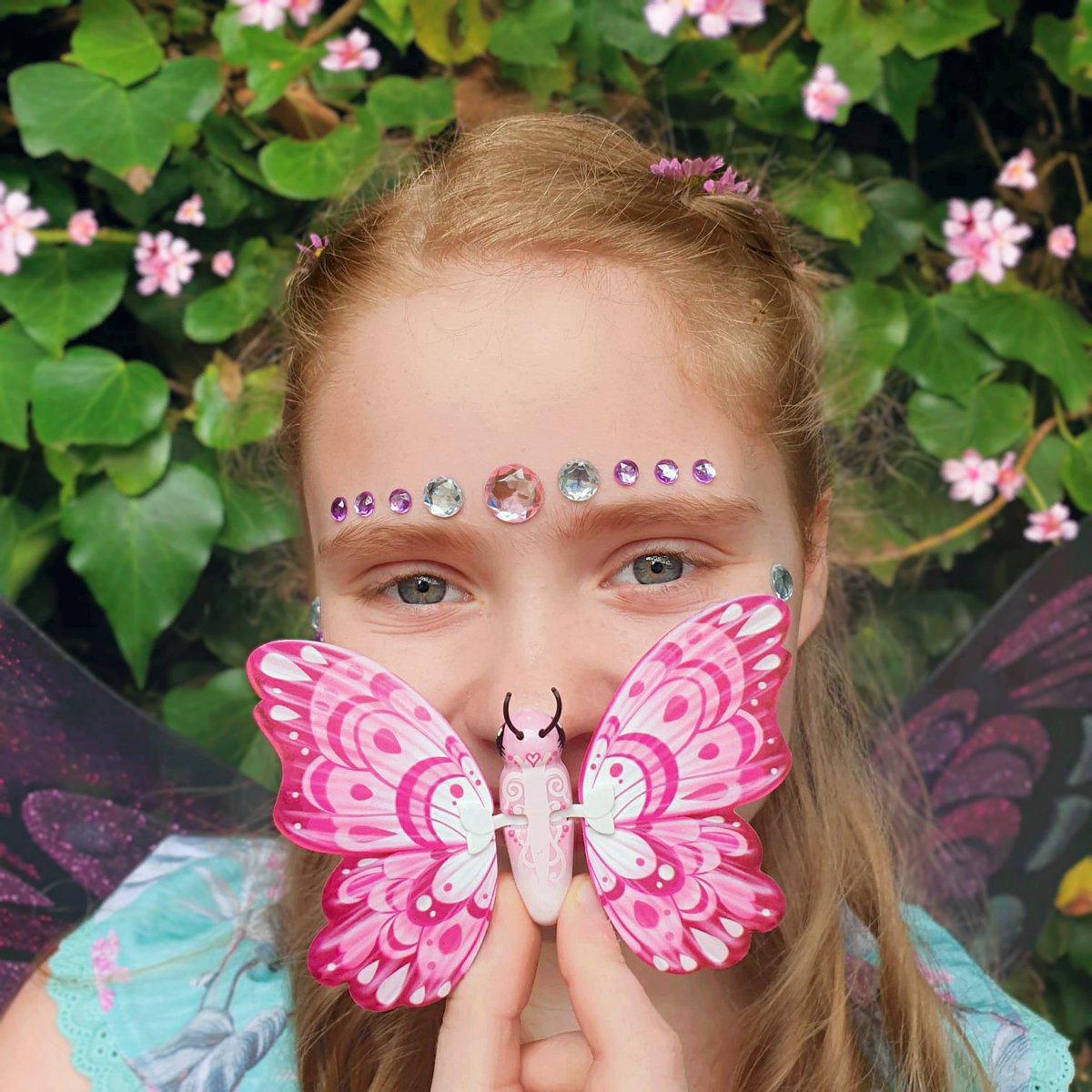 MMoonicorn's tweet photo. #gifted The Little Live Lil Butterflies are so life like! The flap and flutter just like real Butterflies in the plam of your hand!  🦋 @CharacterToysUK #littlelivetoys #charactertoys #Characterkidz #butterfly #butterflies https://t.co/vProMaTHlc