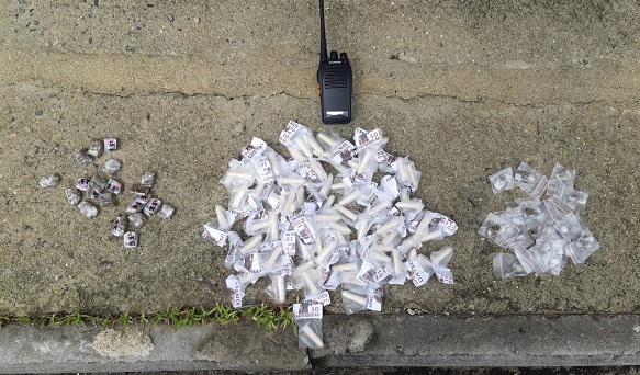 DDalertaRio's tweet photo. #foiASuaDenuncia que ajudou nossos parceiros do #4CPA / #12BPM na apreensão de drogas, lá em Maricá. Por essa, a bandidagem não esperava👊💪Vlw, @PMERJ !!!
#continueDenunciando
Gradicida, DDnauta😉 https://t.co/IWqhLnDbGh