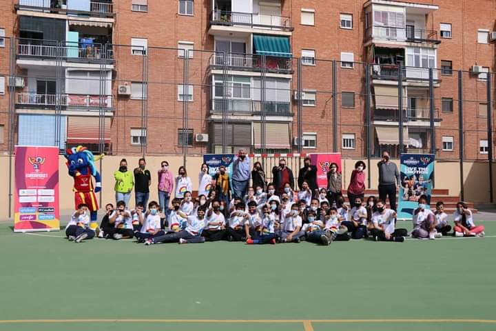 susiferrersan's tweet photo. 🏀Los niños y niñas de CEIP Lope de Vega disfrutaron de una mañana de #Deporte y #HábitodSaludables en compañía de grandes estrellas del Baloncesto Nacional con Fernando Romay y Ana Belén Álvaro, promocionando el #EuroBasketWomen de #Valencia. #TorrentViuLEsport ⛹️‍♂️⛹️‍♀️ https://t.co/P4zjnZz2Jw
