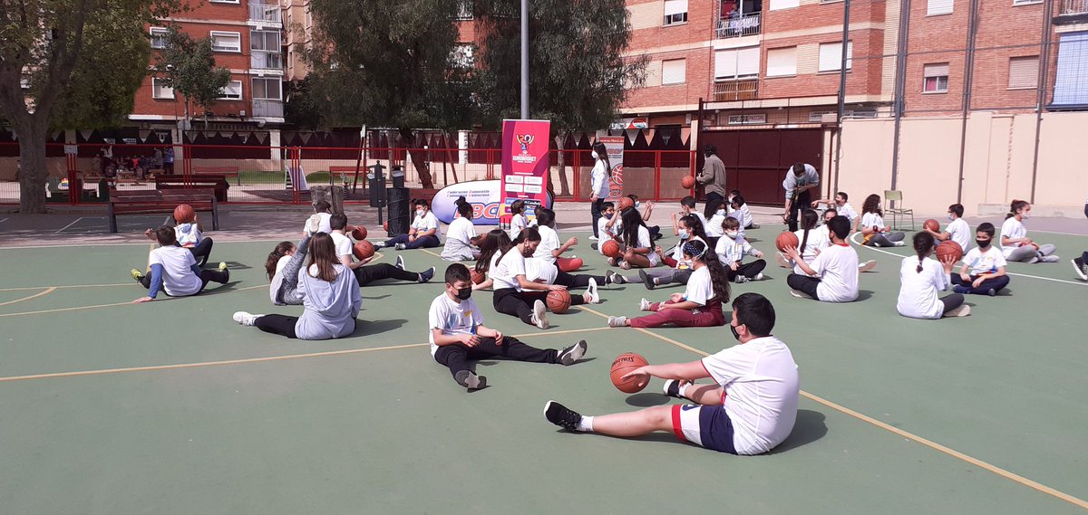 susiferrersan's tweet photo. 🏀Los niños y niñas de CEIP Lope de Vega disfrutaron de una mañana de #Deporte y #HábitodSaludables en compañía de grandes estrellas del Baloncesto Nacional con Fernando Romay y Ana Belén Álvaro, promocionando el #EuroBasketWomen de #Valencia. #TorrentViuLEsport ⛹️‍♂️⛹️‍♀️ https://t.co/P4zjnZz2Jw