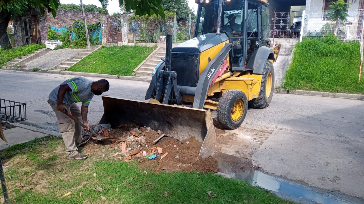 TigreSPublicos's tweet photo. RECOLECCIÓN DE MONTÍCULOS EN DON TORCUATO
Realizamos la remoción de montículos en la calle Boquerón de Don Torcuato.
Para más información @Torcuato_Este a los teléfonos 45132524/2821 https://t.co/KzWMAnhpXv