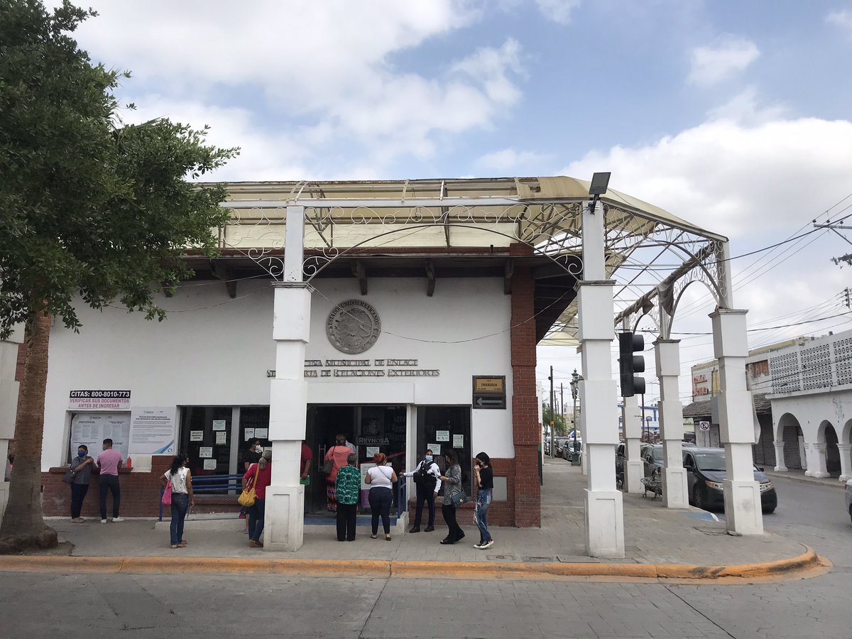 AleRivera33's tweet photo. En la esquina Ocampo y Zaragoza. Oficiales de tránsito pretendían llevar el auto de una persona de la tercera edad, con incapacidad para trasladarse por si mismo.
#Reynosa #SeguridadVial https://t.co/8A9TuT923H