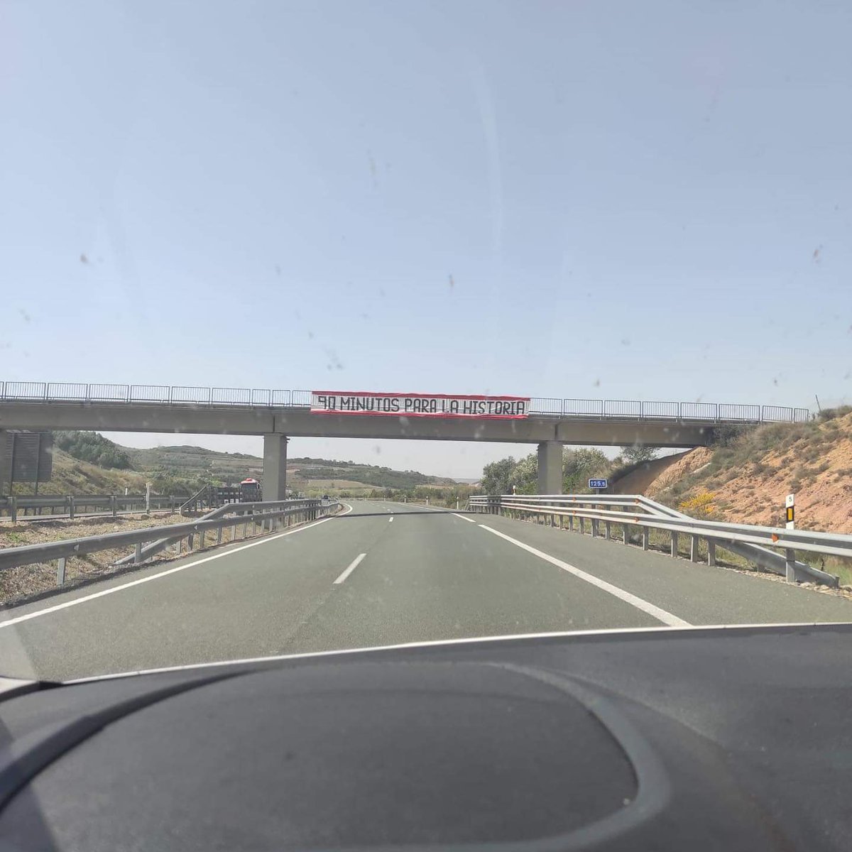 RaulAthletic's tweet photo. Pancarta puesta en la autopista A68 en Logroño
#BiziAmetsa @AthleticClub #AthleticClub https://t.co/Rn87uDuLwh