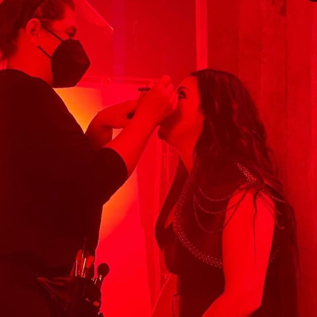 EvaWebsite's tweet photo. ▶️ BETTER WITHOUT YOU
New sneek peek of @AmyLeeEV’s outfit on the Better Without You music video!!! Who guessed that it was a shoulder piece? 😍😍😍
#TheBitterTruth #Evanescence @evanescence @EricDHowell #BethWilson https://t.co/5QHGLypbuw