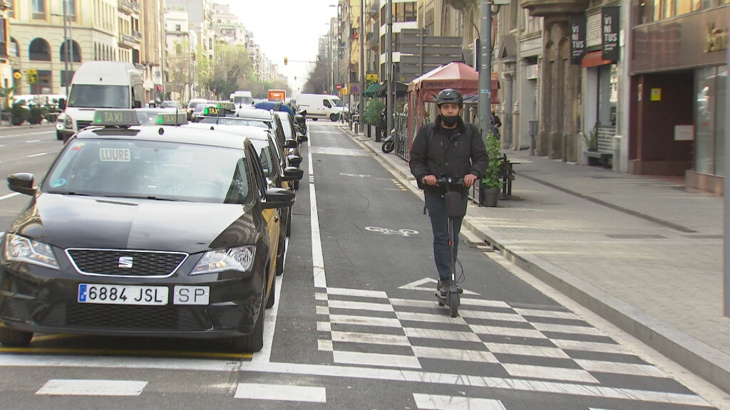 3CatInfo's tweet photo. Les quadrícules del carril bici, un senyal desconegut que genera confusió https://t.co/gN5jVqO4JL https://t.co/mboSXsbdj7