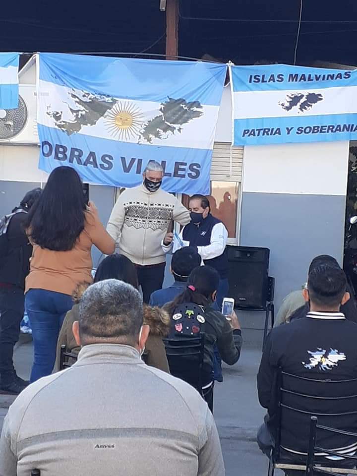 DANIELF48615893's tweet photo. Hoy realizamos un sentido homenaje a los compañeros en la repartición de Obras Viales adelantándonos al 2 de Abril Día del Veterano y de los Caídos en la guerra de Malvinas.

#OrgullososDeSerMunicipales
#OrgullosoDeMisRepresentados
#MalvinasArgentinas
#SuoemCordoba
#Suoem https://t.co/o8pcX1rGa0