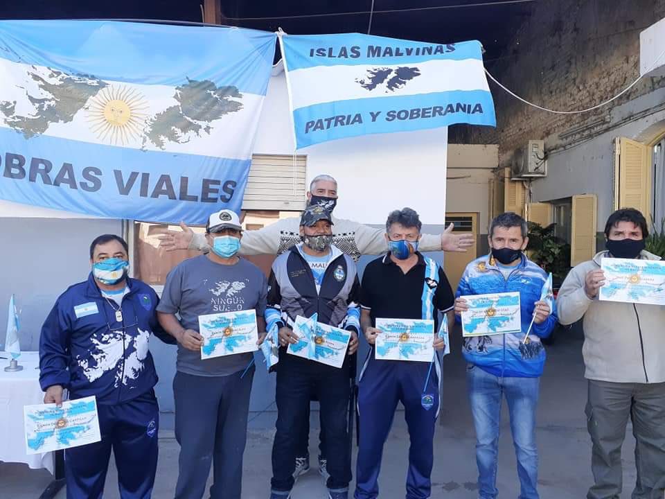 DANIELF48615893's tweet photo. Hoy realizamos un sentido homenaje a los compañeros en la repartición de Obras Viales adelantándonos al 2 de Abril Día del Veterano y de los Caídos en la guerra de Malvinas.

#OrgullososDeSerMunicipales
#OrgullosoDeMisRepresentados
#MalvinasArgentinas
#SuoemCordoba
#Suoem https://t.co/o8pcX1rGa0