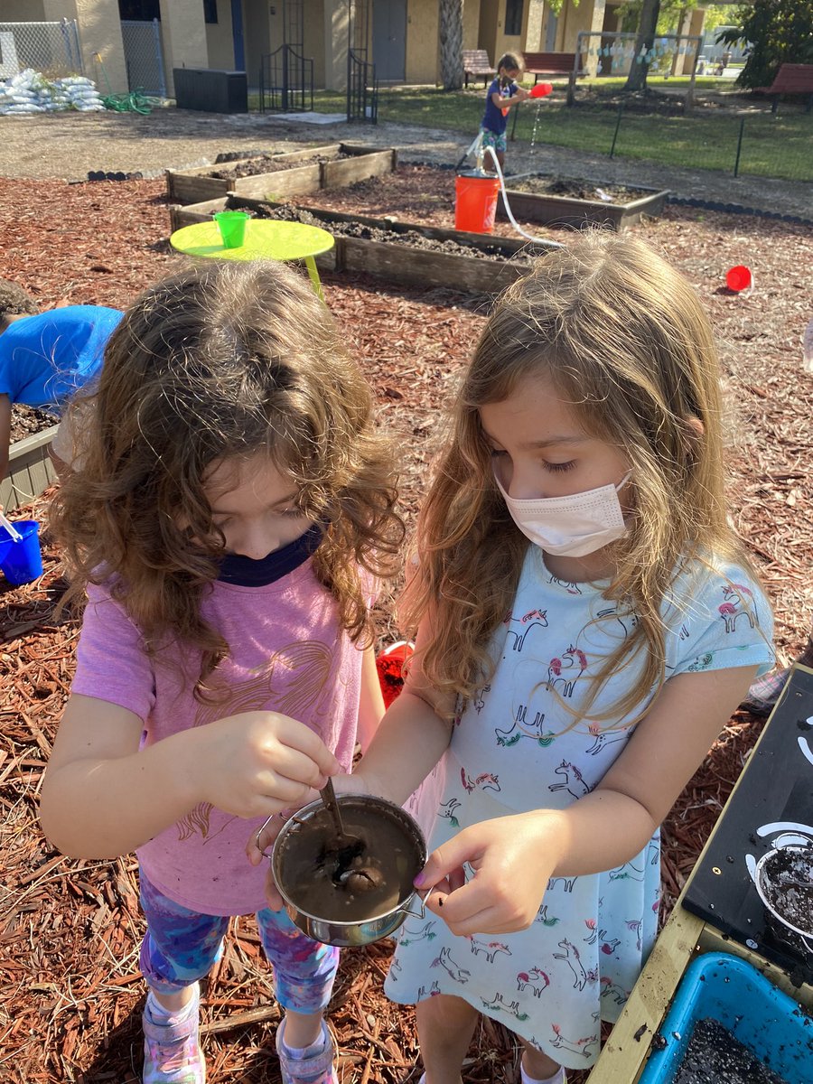 ArellanoPES's tweet photo. Today @NPESharks pre-k class opened up their very own mud kitchen. The sweet treats and yummy lunches that were cooked up today were fabulous! Lots of outdoor fun. @CCPS_PRE_K @collierschools #sharktastic #messyisfun https://t.co/sXn9CviLZZ