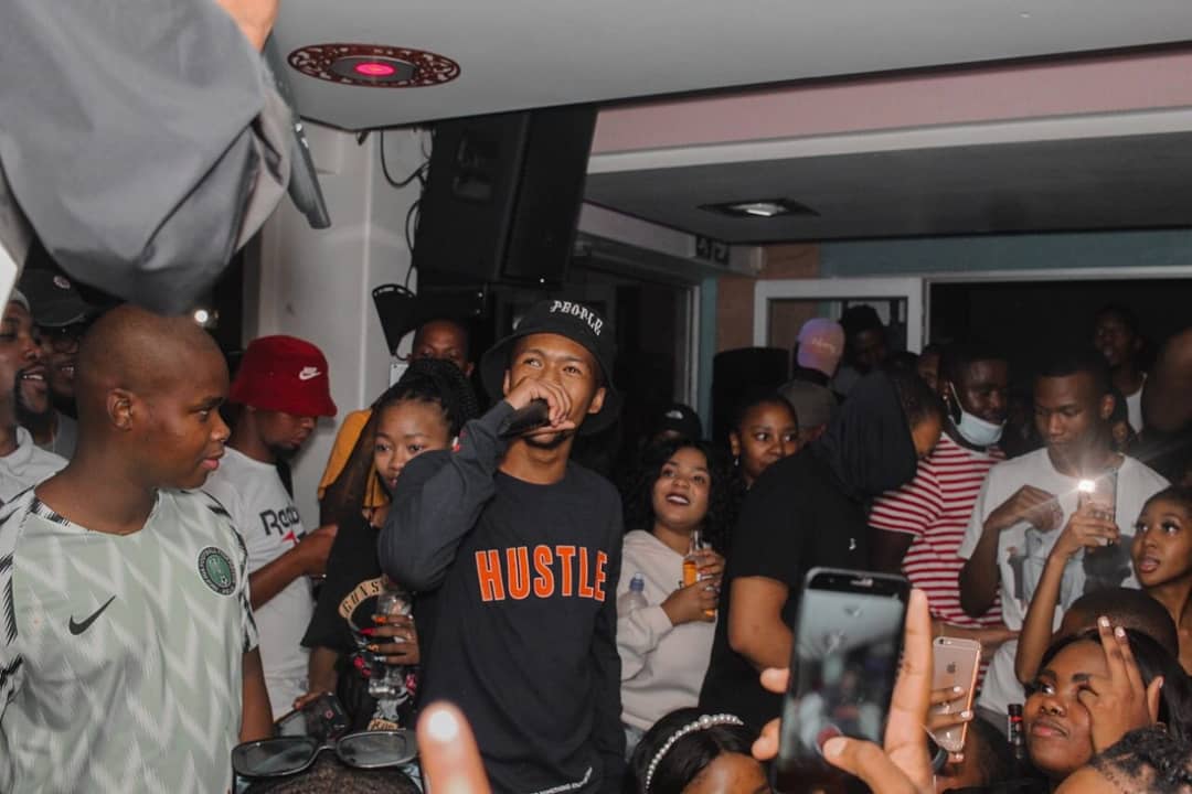 OhhdeeZa's tweet photo. I go by the name OHHDEE and I'm a 22 year old musician from BFN. I'm the first winner of the GetRealBFN competition, I've done shows like Bvckyard, Boho Bistro and FITH and hosted my single launch that was packed @Boho_Bistro. My music links on pinned tweet. PLEASE RETWEET 🕯🙏🏽 https://t.co/36qIMN9a3X