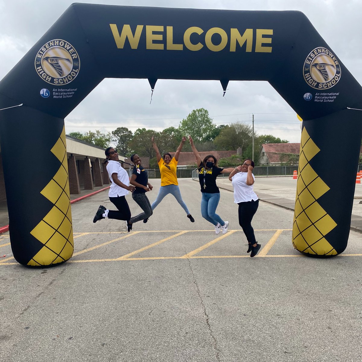 JacksonTerral's tweet photo. Today, we at Eisenhower celebrated our Eagle Scholars with an honor roll drive-thru for all scholars who received honor roll for all 3 cycles! Students received yard signs, school-branded wireless earbuds, pictures, and a certificate!  
Keep up the great work👏🏽🦅🤩🥳
#ikeeagles https://t.co/17d2kjTMry