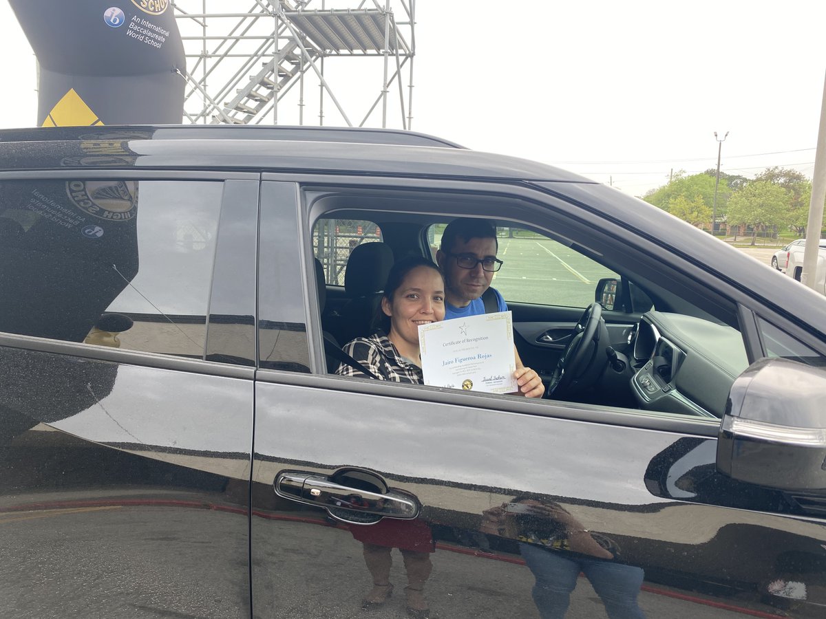 JacksonTerral's tweet photo. Today, we at Eisenhower celebrated our Eagle Scholars with an honor roll drive-thru for all scholars who received honor roll for all 3 cycles! Students received yard signs, school-branded wireless earbuds, pictures, and a certificate!  
Keep up the great work👏🏽🦅🤩🥳
#ikeeagles https://t.co/17d2kjTMry