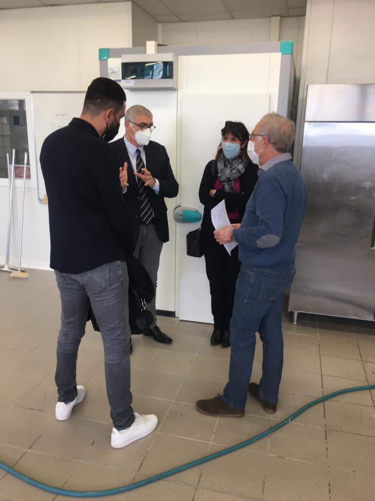 kohn_jerome's tweet photo. Aujourd’hui, le CFA Loiret de la CMA Centre-Val de Loire fait le choix de l’anti gaspillage alimentaire solidaire.
Avec « Food Friday » dédiée à la confection de repas pour les plus démunis, le CFA écoulera ses productions pédagogiques pour que celles-ci ne soient pas perdues. https://t.co/ojLtzUhm65