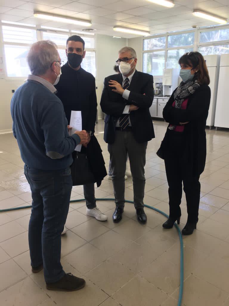 kohn_jerome's tweet photo. Aujourd’hui, le CFA Loiret de la CMA Centre-Val de Loire fait le choix de l’anti gaspillage alimentaire solidaire.
Avec « Food Friday » dédiée à la confection de repas pour les plus démunis, le CFA écoulera ses productions pédagogiques pour que celles-ci ne soient pas perdues. https://t.co/ojLtzUhm65