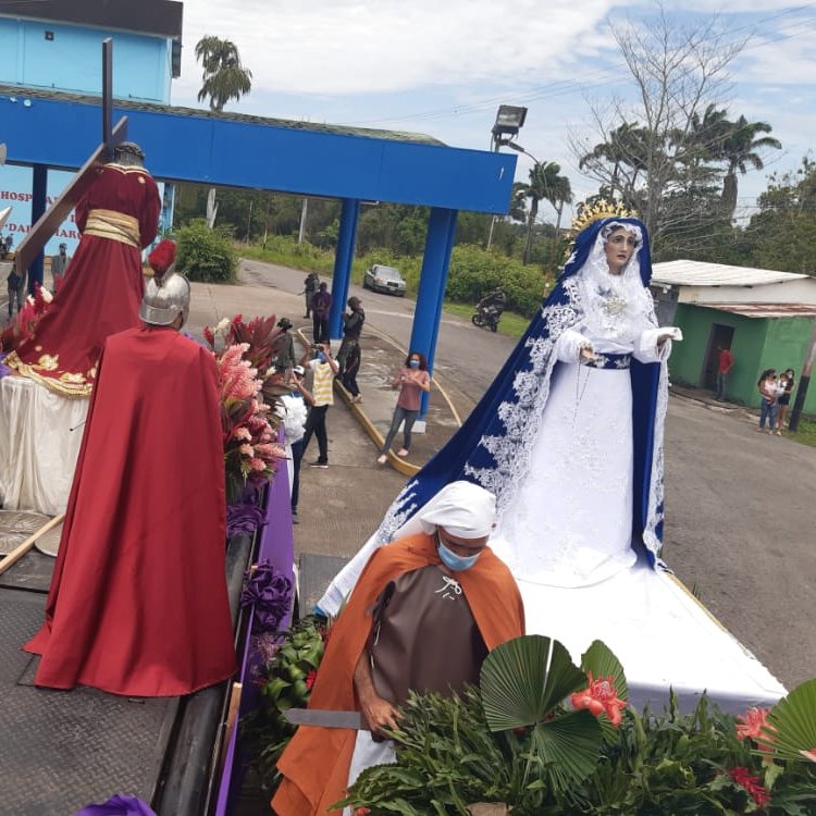 CaripitoBolivar's tweet photo. Nazareno de Caripito junto a la Virgen la Dolorosa ,llego al Hospital Dario Marquez para pedir en oración por la sanación de todos los enfermos y cuidarnos del #Covid19 ,ademas de proteger a todo el personal de salud.@_LaAvanzadora @CarlitoPSUV @GobMonagas_ @dcabellor https://t.co/bf7LixXJEf