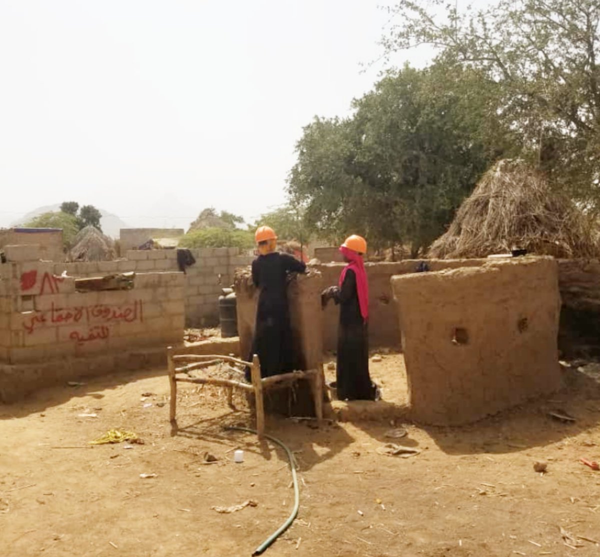 SFDYemen's tweet photo. Asmaa closes the tragic year 2020 and looks forward to a #New_Life as she alongside her mother rebuilds and protects their shelter. They survived death when floods swept away their straw-made hut with her father, who passed away immediately.
AlKaros Village #AlHodeida #YECRP https://t.co/K3G8PisDmd