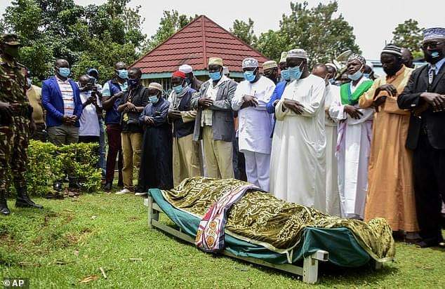 SunlightDaily's tweet photo. Barack Obama's step-grandmother Sarah was laid to rest in Kenya on Tuesday, March 30, a day after her death at age 99.  

Sarah, who raised Barack Obama's father like her own child, was laid to rest before midday local time under Islamic rites https://t.co/gFH78IDxOG