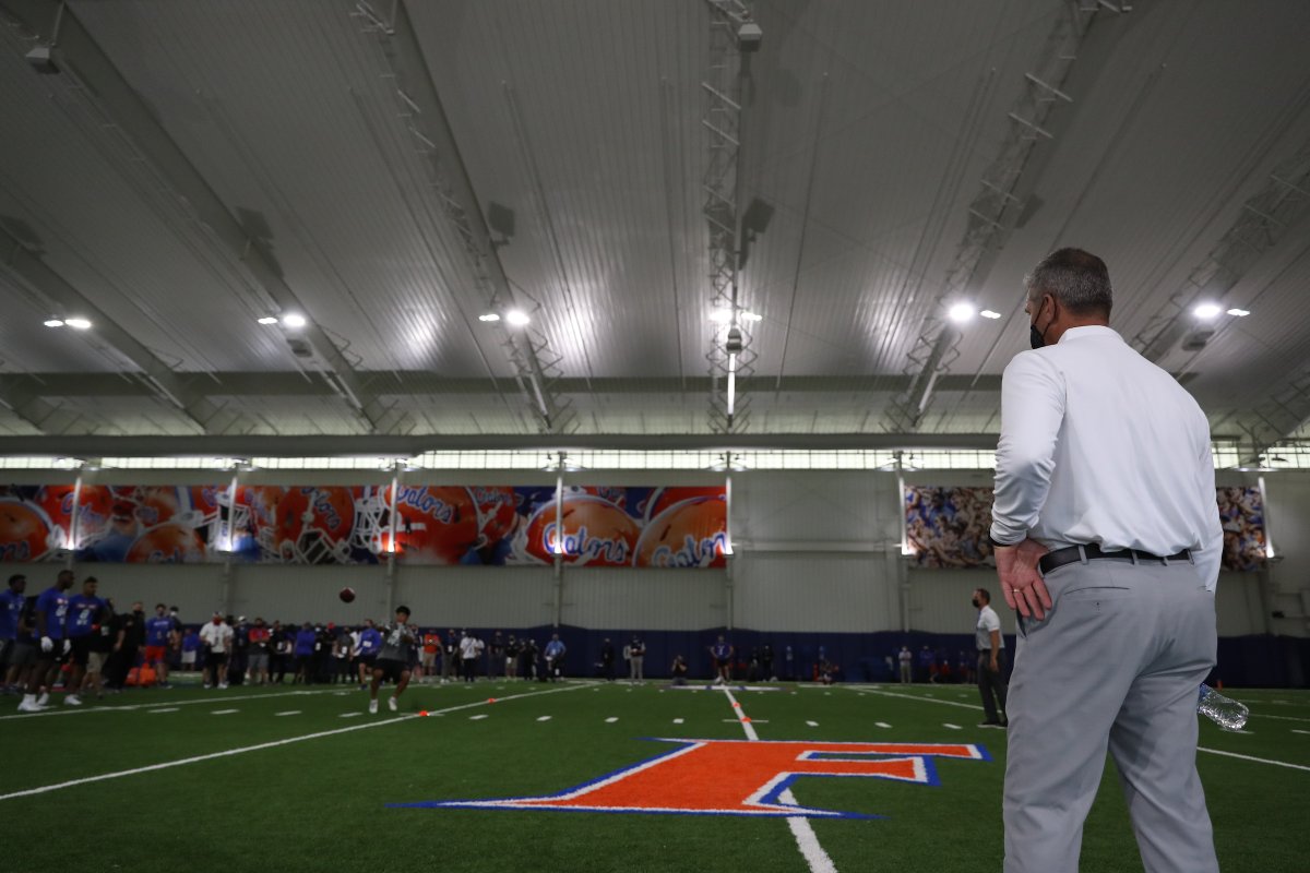 GatorsScott's tweet photo. Looks like he found the right place ... back in his day, they had it somewhere else ... #GatorsProDay https://t.co/glDwWtz0JU