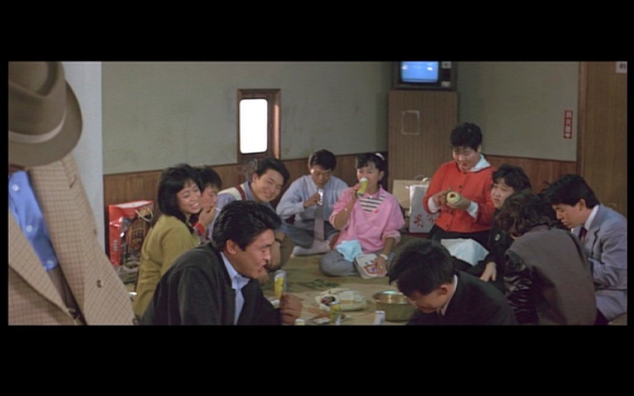 澁谷浩次 今年の196本目は 男はつらいよ 柴又より愛をこめて を観た 前作の平田満に続き 冴えない男だが恋敵という路線で投入される川谷拓三や 美保純の家出騒動で垣間見えた美保の旦那の薄気味悪さも良かった が やはり今回の白眉はリンゴを剥いている