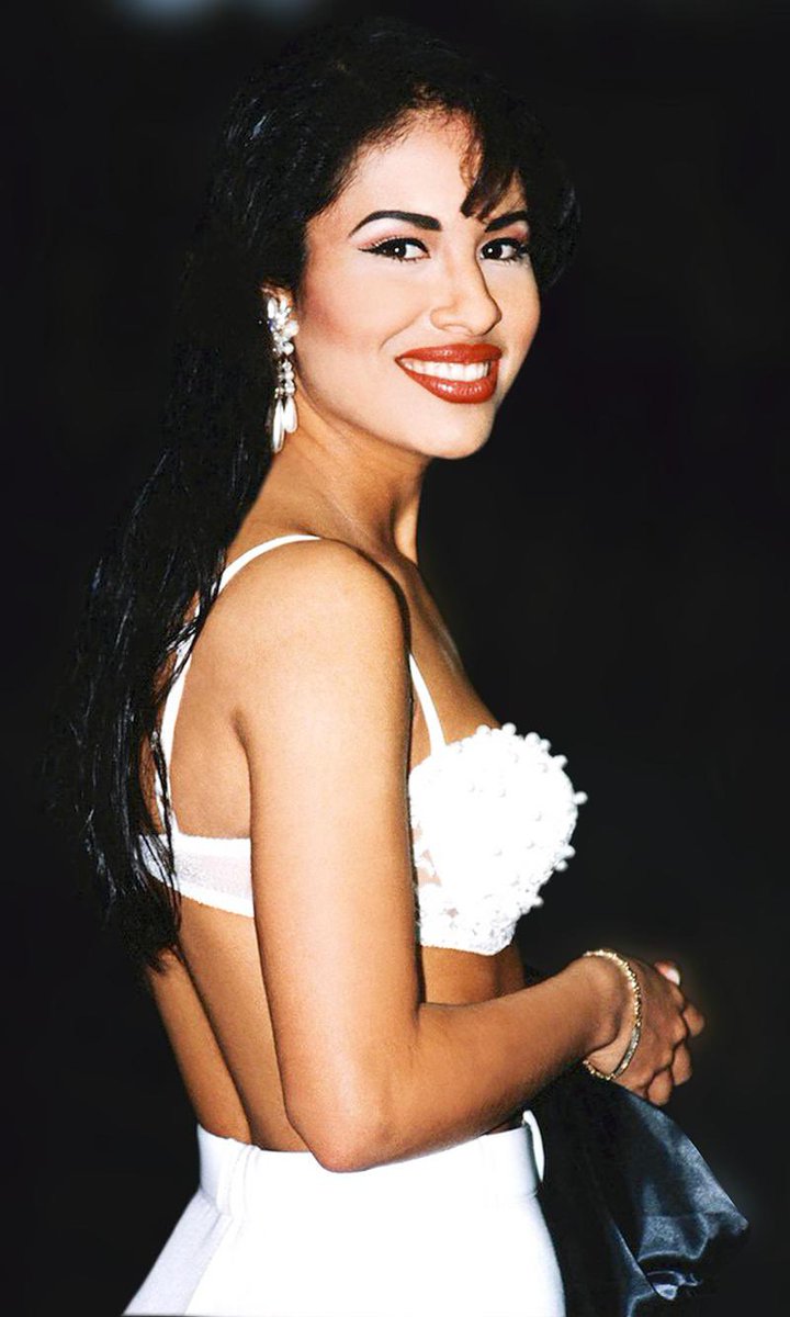 Exitos987's tweet photo. Hace 26 años falleció Selena Quintanilla. 🙏🕊
La reina de tex mex hubiera cumplido 50 años este 16 de Abril. 
Cual es tu canción favorita de Selena? 🌹💋
#selenaquintanilla #anythingforselenas https://t.co/4f63N6Yj0W