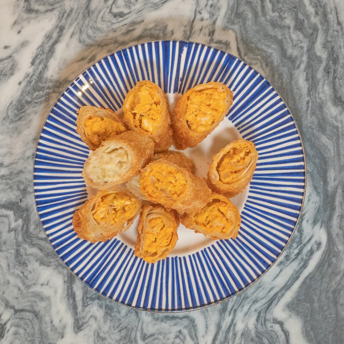 daretocrunch's tweet photo. Cut Crunch Rolls up into bite sized pieces, they’re perfect for sharing…and even more perfect for snacking by yourself 😛 https://t.co/1zHCKERez8