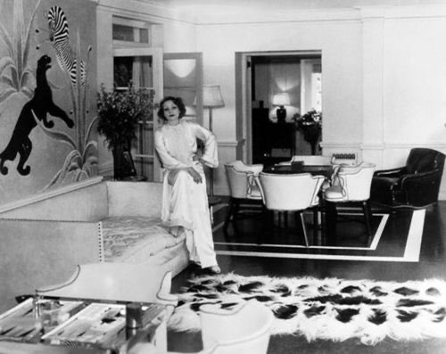 zoeyonlinesa's tweet photo. Elsie de Wolfe (1865-1950) is said to be the first interior designer . She was the first person to gain wide  public attention and praise for interior design . She has become known as the most famous decorator of the early 20th century .. A LITERAL ICON 😍 https://t.co/oBGKnupEOz