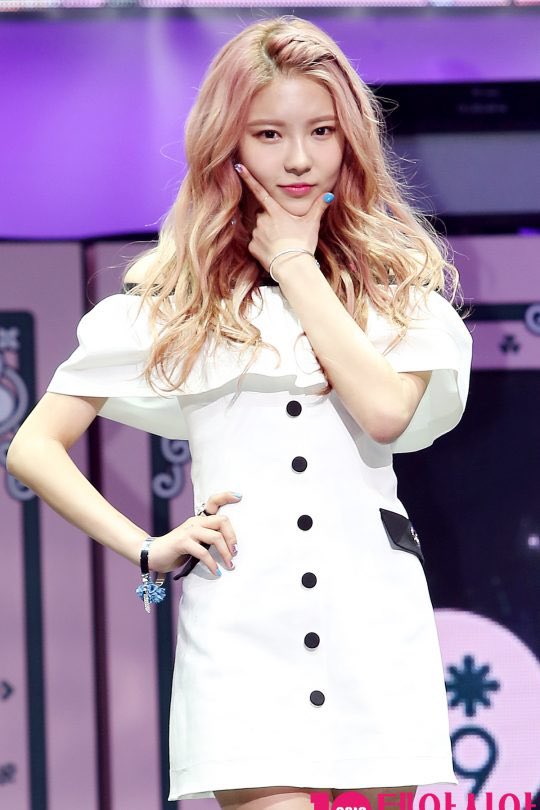 "นายอง"(gugudan) ได้โพสท์ผ่านไอจีส่วนตัวว่า"ได้ยกเลิกสัญญาและออกจากค่าย Jellyfish"แล้ว พร้อมขอบคุณแฟนๆที่มอบความรักและสนับสนุนวงมาตลอด