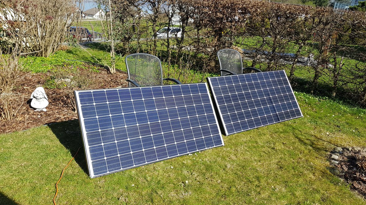 WernerFuchs_CH's tweet image. Testlauf, kleine #PluginSolar Anlage. Um 15:50 noch fast 380W.
Gebraucht für 400.- einzelne Komponenten auf #Ricardo gekauft. Wäre Anlage Nummer 4. Die selben Panel auf Hausdach und Gartenhaus #Panasonic #Solar
Platz zur Installation muss ich noch finden...