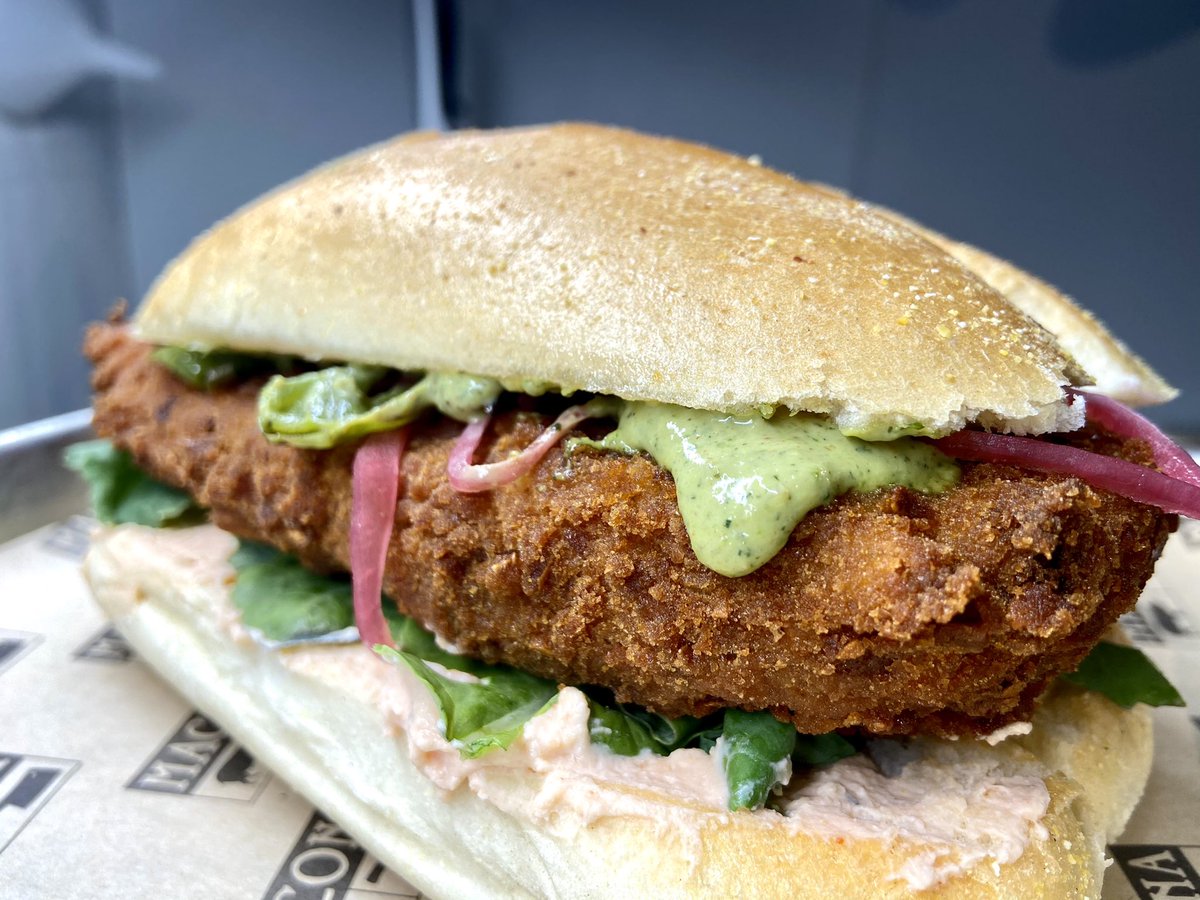 BbqMacona's tweet photo. 🥨 crusted smoked chicken!!! Cherry 🍅 ricotta, charred long hots, pesto mayo, baby kale, pickled onion 🤤 #youafoolforthisone #foodporn #cutlets
#macona #maconavibes #whyilovecollingswood #notyourtypicalbbq https://t.co/1WhU8hc0jn