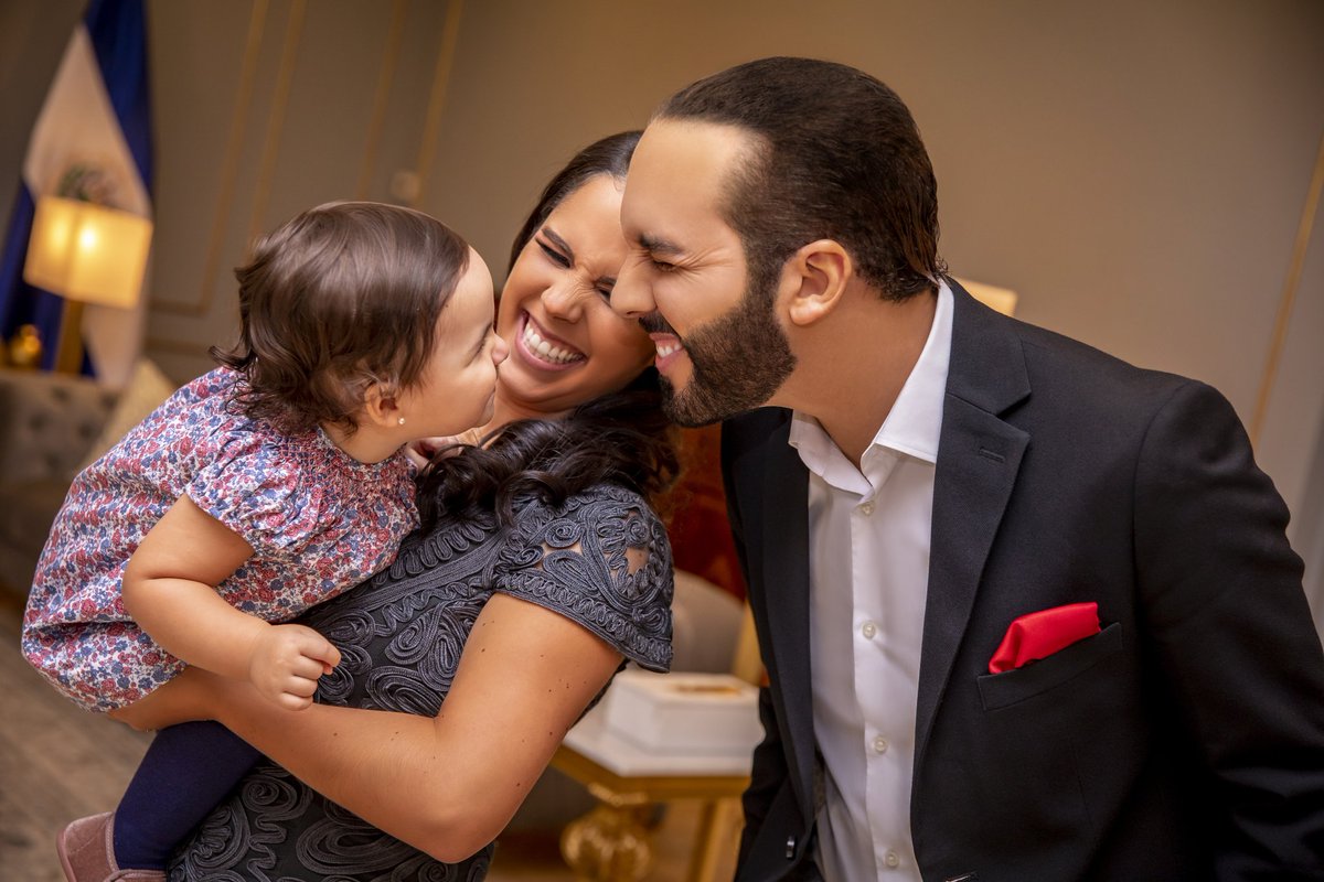 PresidenciaSV's tweet photo. Feliz cumpleaños a nuestra Primera Dama de la República de El Salvador, Gabriela De Bukele. 

Gracias por su entrega, dedicación y amor por lo que más importa: la educación y la salud de la niñez salvadoreña. ❤️ https://t.co/7JDffZJpNi