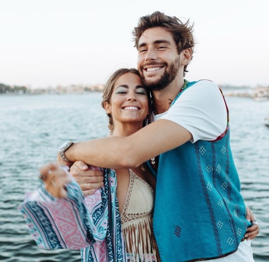 maria_vois's tweet photo. Primero Iker y Sara y ahora Sofia Ellar y Alvaro Soler 😭💔 https://t.co/Lru82aJwn6