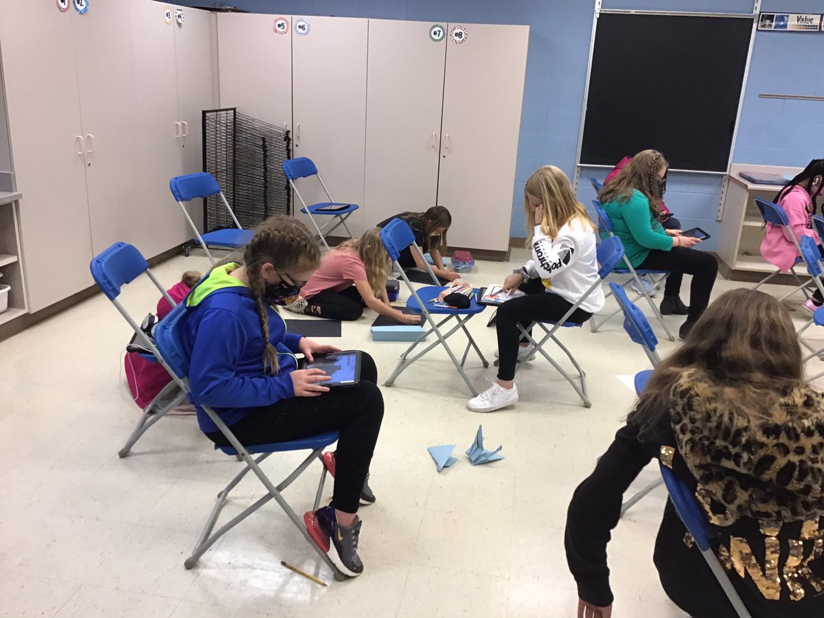 ASutherland41's tweet photo. So interesting, students given choice on tool to create.  50% tech, 50% paper.   100% into it! https://t.co/ZggFSFr9C8