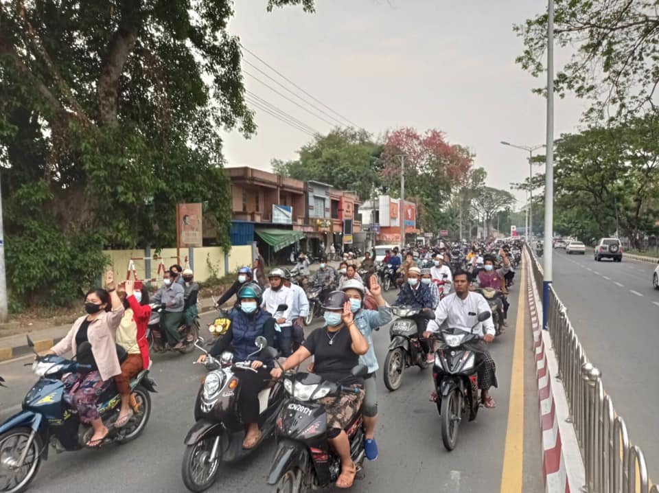 In Myitkyina, Kachin, thousands attended the funeral of Myo Min Thu, 23, shot in the chest by gunmen in civilian clothes yesterday morning (Mar 30). Later, soldiers and police demanded his body. It was only returned to his family this morning.  #WhatsHapppeningInMyanmar