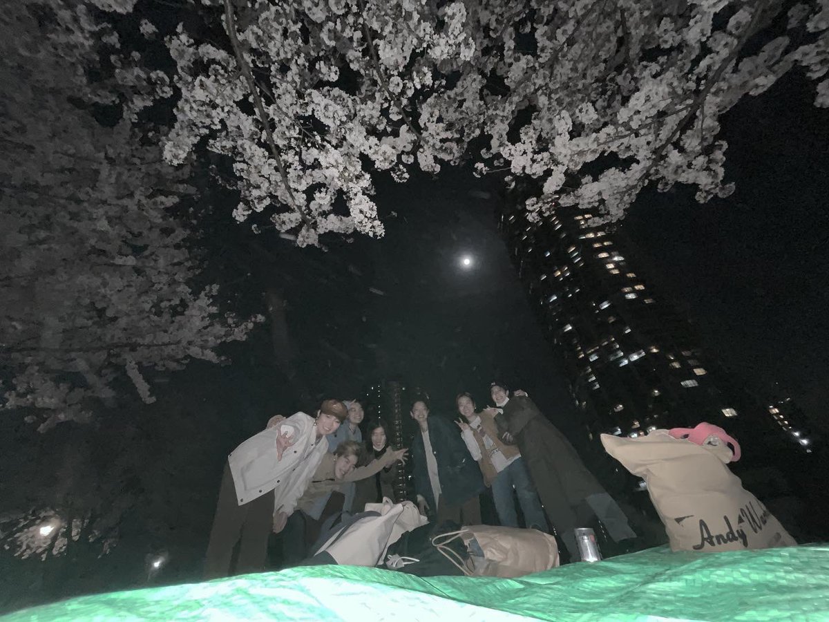 1m2m2c4's tweet photo. 🌸🖤🖤🌕 ⠀

何に対しても
言葉で表す事は
人として、とっても大切👫✨
だけども自分にとっては
1番苦手なことなんだなぁ...

単純で簡単な事かもしれないけれど
こんな自分には
とても勉強になる。

#夜桜
#ルッチちゃんの
#躍動感
#この数日とっても楽しかった https://t.co/BGMzoxagL4