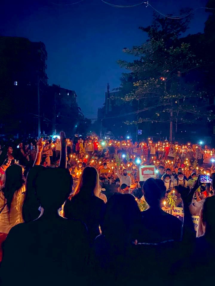 hannayuri_twt's tweet photo. Peaceful Night Strike against the military dictatorship in Tarmwe #Yangon, tonight. @TostevinM @cnni @CNN @BBCBreaking @RapporteurUn @Reuters @YourAnonCentral @freya_cole 

UNSC ACT NOW 
#Mar31Coup
#WhatsHappeningInMyanmar https://t.co/HKhndd7PVQ