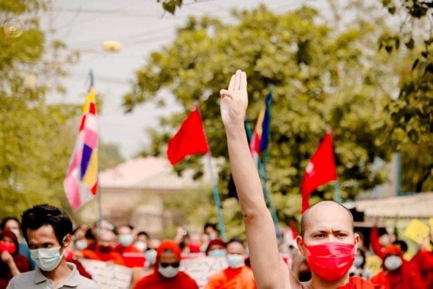 thwenusoe's tweet photo. Monks Union Strike in Mandalay continue peacefully protesting against military regime undeterred by daily Junta’s brutal killings.
UNSC ACT NOW
#Mar31Coup
#WhatsHappeningInMyanmar
#forceavote
#MilkTeaAlliance https://t.co/sViWBf7zIo