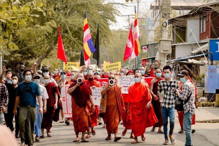 thwenusoe's tweet photo. Monks Union Strike in Mandalay continue peacefully protesting against military regime undeterred by daily Junta’s brutal killings.
UNSC ACT NOW
#Mar31Coup
#WhatsHappeningInMyanmar
#forceavote
#MilkTeaAlliance https://t.co/sViWBf7zIo