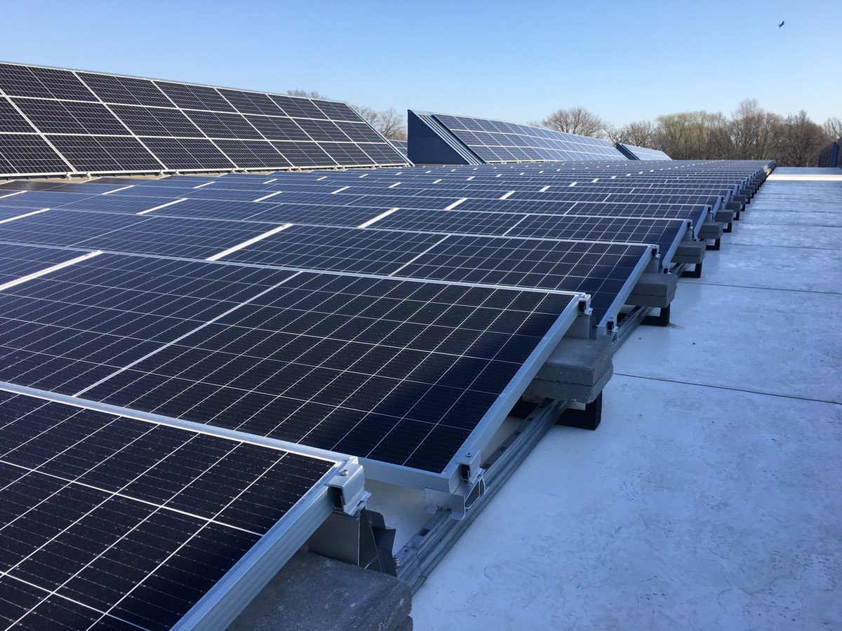 EnergyIndeed's tweet photo. Toepasselijke weersomstandigheden  vanmorgen bij de oplevering van de zonnepanelen bij @Berkvensdeuren in Someren. Totaal vermogen: 2,4 MWp. https://t.co/wOs90j5Jkf
