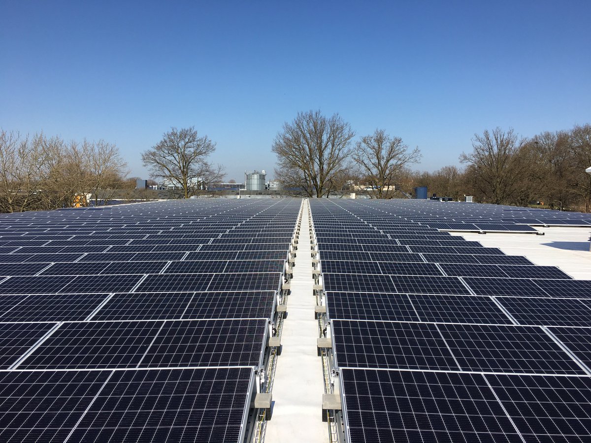 Toepasselijke weersomstandigheden  vanmorgen bij de oplevering van de zonnepanelen bij <a href="/Berkvensdeuren/">Berkvens Deursystemen</a> in Someren. Totaal vermogen: 2,4 MWp.