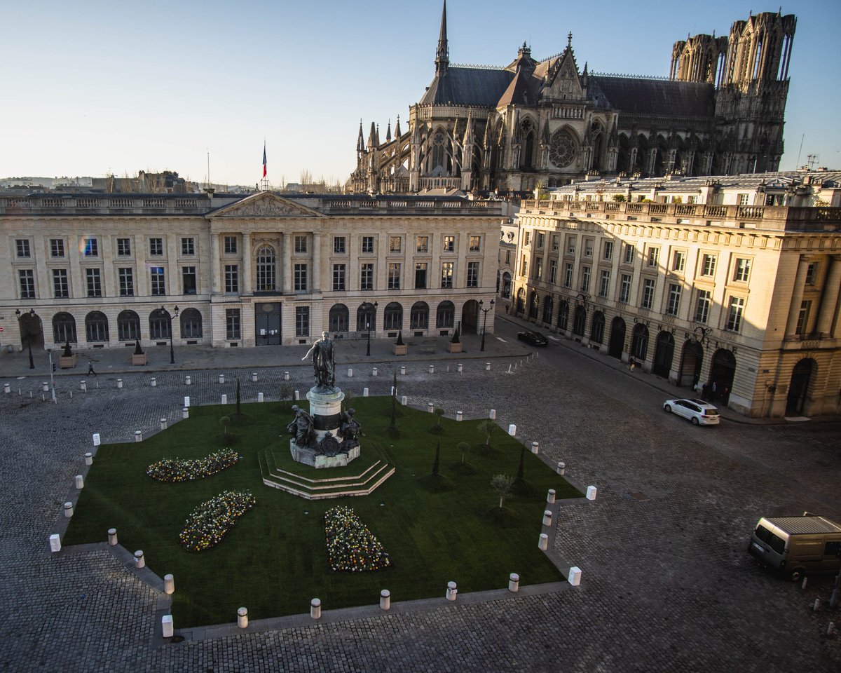 La Place Royale à #Reims végétalisée en une nuit. Une initiative immortalisée par les créateurs de contenus White Bear Creatives. Retrouvez leur time-lapse 👇
francebleu.fr/infos/environn…