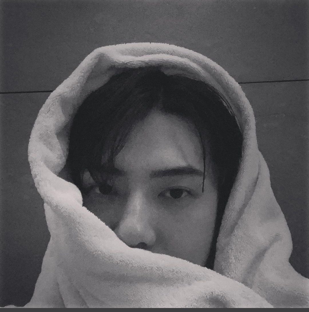 Armylkpop3's tweet photo. Sehun ilk bunu atığı zaman şey dedim yeni kundaklanmış bebeğe benziyor çok tatlı https://t.co/XOll5qeM5u