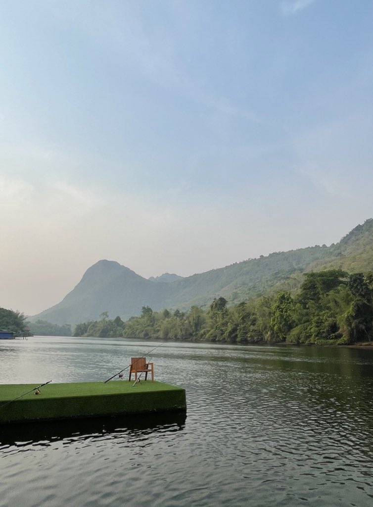 sfkkfs_'s tweet photo. มาพักที่นี่ 2 รอบแล้ว Erachon Raft Resort ที่กาญนะจ๊ะ อยากมาซ้ำห้องริมน้ำในราคา 2,900 (วันธรรมดา) ห้องใหญ่มาก มีระเบียง มีตาข่ายให้นอนหน้าห้อง มีด่านฟ้าให้นั่งกินเบียร์กับเพื่อนๆ พาแฟนมานอนดูดาว แต่กุไม่มีแฟน 555555555 มีสระว่ายน้ำ ตก���ลา พายเรือคายัค แนะนำเลย วิวโคตรดี หายเหนื่อย https://t.co/ILB4pRm4go