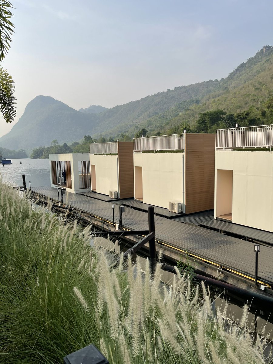 sfkkfs_'s tweet photo. มาพักที่นี่ 2 รอบแล้ว Erachon Raft Resort ที่กาญนะจ๊ะ อยากมาซ้ำห้องริมน้ำในราคา 2,900 (วันธรรมดา) ห้องใหญ่มาก มีระเบียง มีตาข่ายให้นอนหน้าห้อง มีด่านฟ้าให้นั่งกินเบียร์กับเพื่อนๆ พาแฟนมานอนดูดาว แต่กุไม่มีแฟน 555555555 มีสระว่ายน้ำ ตก���ลา พายเรือคายัค แนะนำเลย วิวโคตรดี หายเหนื่อย https://t.co/ILB4pRm4go