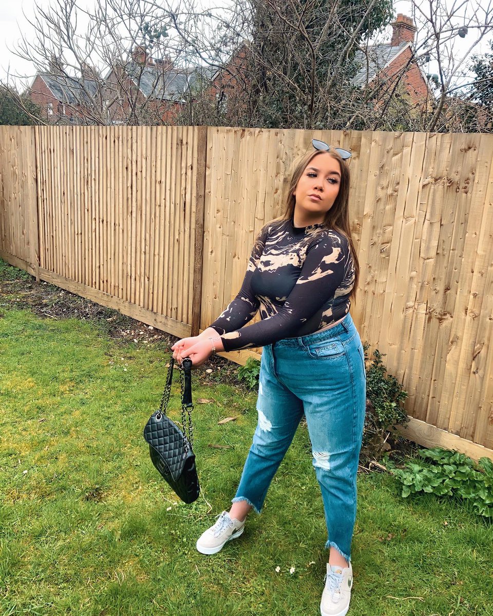 makeupbyxpops's tweet image. Mind your business✨

@boohoo marble print roll neck body suit ✨
@boohoo ripped distressed High waisted jeans✨

#boohoo #boohoofashion #boohootreats #boohoobabes #boohoogirls #fashion