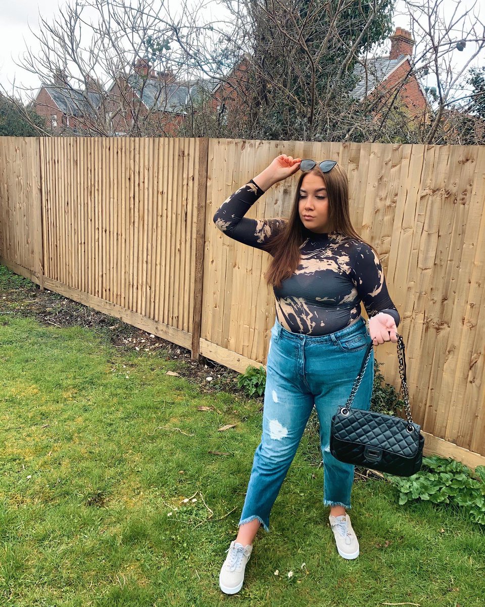 makeupbyxpops's tweet image. Mind your business✨

@boohoo marble print roll neck body suit ✨
@boohoo ripped distressed High waisted jeans✨

#boohoo #boohoofashion #boohootreats #boohoobabes #boohoogirls #fashion