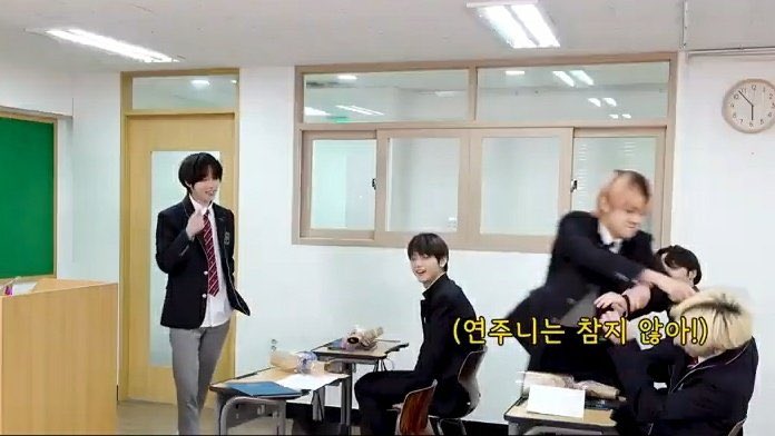 N9NEEEE's tweet photo. por que o yeonjun tá sempre no meio do caos??? https://t.co/6CisdFlwzQ