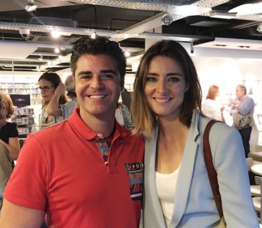 timmyropero's tweet photo. Magnífica @SandraBarneda como conduce @isladelastenta2 @telecincoes aparte de increíble escritora Premio Planeta 2020.Siempre tan amable y educada¡Para no adorarla!
#sandrabarneda #laisladelastentaciones #timmyropero #mediaset #unoceanoparallegarati #lashijasdelagua #reiralvienti https://t.co/7X55S6SxFZ