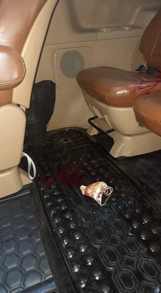 WinThway's tweet photo. @SAdamsR2P Staff Name - Ma Su Su Kyi !! 
#Myanmar The militry Junta has shot Shinhan Bank (#Yangon Branch)’s staff ferry near Danuphyu Daw Saw Yee restaurant, on U Chit Maung Road this evening. A staff was shot in head.
#WhatsHappeningInMyanmar 
#shinhanBank
#March31Coup https://t.co/qhB8Wv6irN
