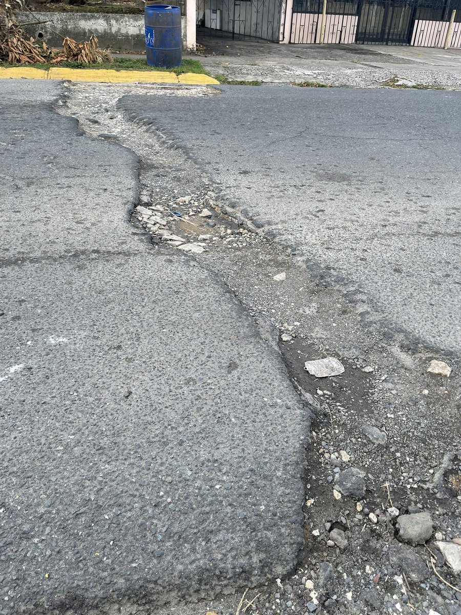 Alguien sabe legalmente qué responsabilidad tiene <a href="/DTOP/">DTOP</a> para arreglar la carretera después de un trabajo. Como siempre tiran piedra y sálvese quien pueda. Manatí Urb Flamboyán, apenas pueden pasar los vehículos. <a href="/MunicipioManati/">Municipio de Manatí</a>