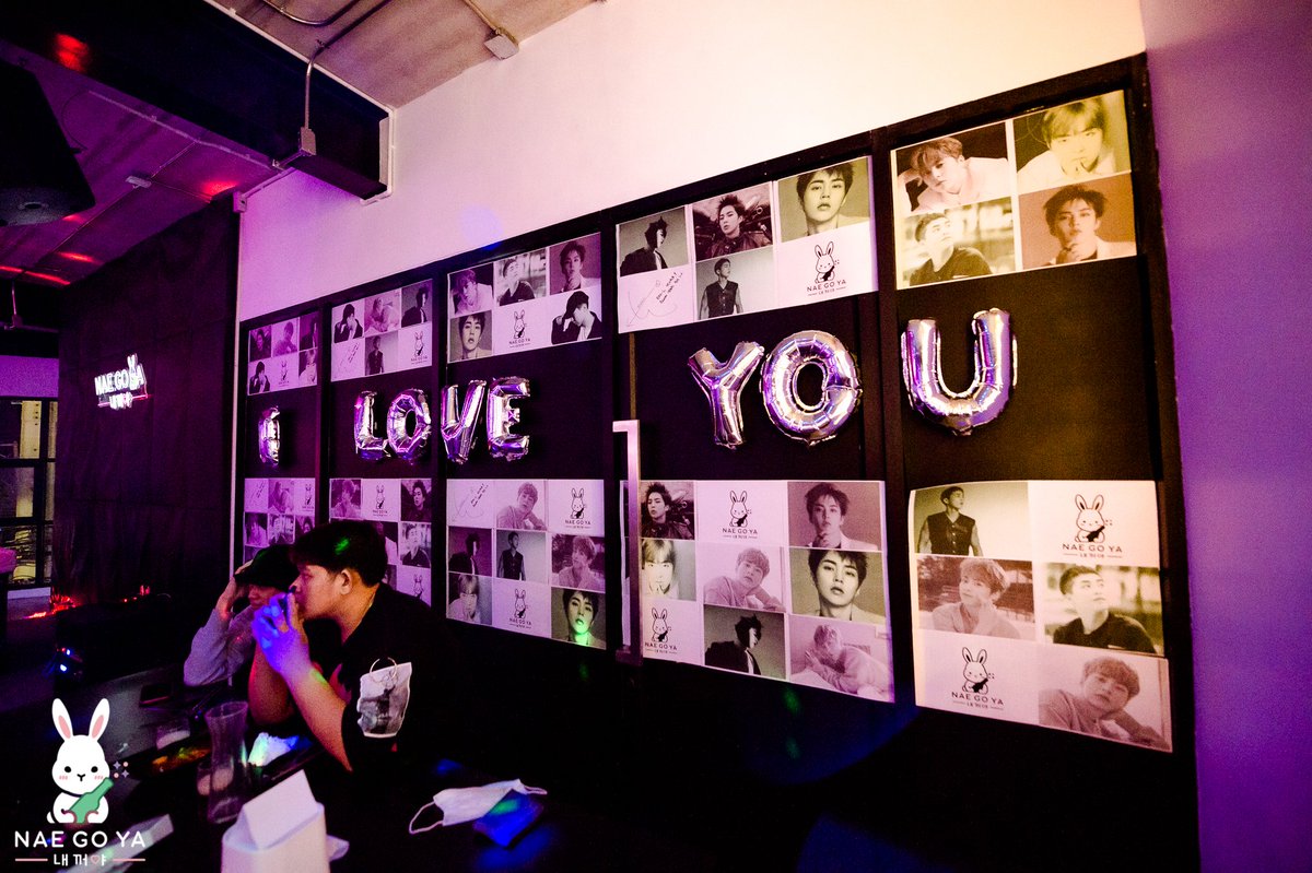 NAEGOYABKK's tweet photo. ออนนี่ขอแอบกระซิบ ว่าถ้าอยากพบโปรเจกฟินๆแบบนี้อีก 
ทางร้าน บริการให้เช่าสถานที่จัดโปรเจกวันเกิดศิลปินอื่นๆ 
ฟรี !! ฟรี !!  ฟรี !!
แบบนี้ต้องรีบทักมาจองวันแล้วน้า 😍

#บาร์เกาหลี #นั่งชิว #ผับเกาหลี #อาหารเกาหลี  #อาหารอร่อย #ลาดพร้าว #โปรวันเกิด  #naegoya #รับจัดวันเกิด https://t.co/tqLN3Npl4m